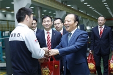 張毓強(qiáng)大年初一親切慰問(wèn)一線員工