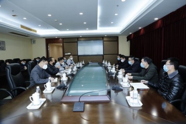 桐鄉(xiāng)市委副書記、市長于會游到巨石指導(dǎo)疫情防控工作