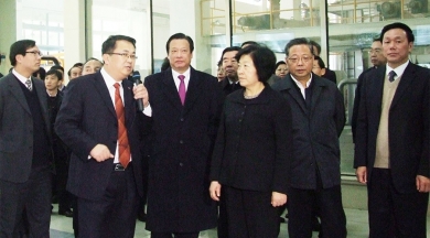 2010年12月，時(shí)任福建省委書記、省人大常委會(huì)主任孫春蘭視察巨石九江公司。孫春蘭非常贊賞中國巨石在玻纖行業(yè)作出的成就，并希望巨石在玻纖深加工領(lǐng)域取得更大成就。