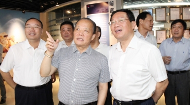 2014年7月，時(shí)任浙江省委副書記、省長李強(qiáng)到中國巨石視察。李強(qiáng)稱贊巨石是真正國際化的企業(yè)，鼓勵(lì)巨石加大科技創(chuàng)新，做好強(qiáng)鏈、補(bǔ)鏈、延鏈，積極拓展市場(chǎng)，做大做強(qiáng)。