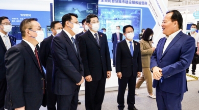 2021年9月，時(shí)任浙江省委書記、省人大常委會(huì)主任袁家軍，時(shí)任浙江省委副書記、省長鄭柵潔蒞臨世界互聯(lián)網(wǎng)大會(huì)烏鎮(zhèn)峰會(huì)中國巨石新材料產(chǎn)業(yè)鏈未來工廠數(shù)字化運(yùn)用場(chǎng)景，點(diǎn)贊中國巨石未來工廠建設(shè)成果。