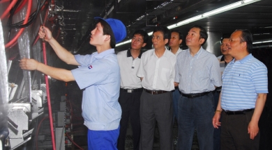 2007年6月，時(shí)任嘉興市委書記黃坤明視察巨石總部。黃坤明稱贊巨石是嘉興市的企業(yè)金名片，不愧為嘉興驕傲。