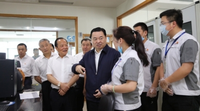 2019年6月，時(shí)任國務(wù)院國有資產(chǎn)監(jiān)督管理委員會(huì)黨委書記郝鵬視察巨石。稱贊巨石在玻纖行業(yè)里做到了專而大、專而精、專而優(yōu)，是一個(gè)成功的典型。希望中國巨石的混合所有制典型經(jīng)驗(yàn)，能夠在國家新一輪混改實(shí)踐中推而廣之，讓更多優(yōu)秀企業(yè)學(xué)習(xí)。